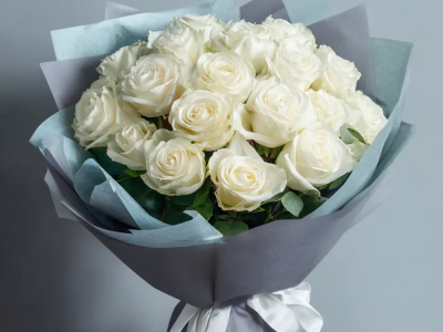 Белые розы «Снежная акварель»