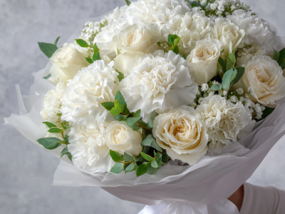 Букет с гвоздиками «Белый вальс»