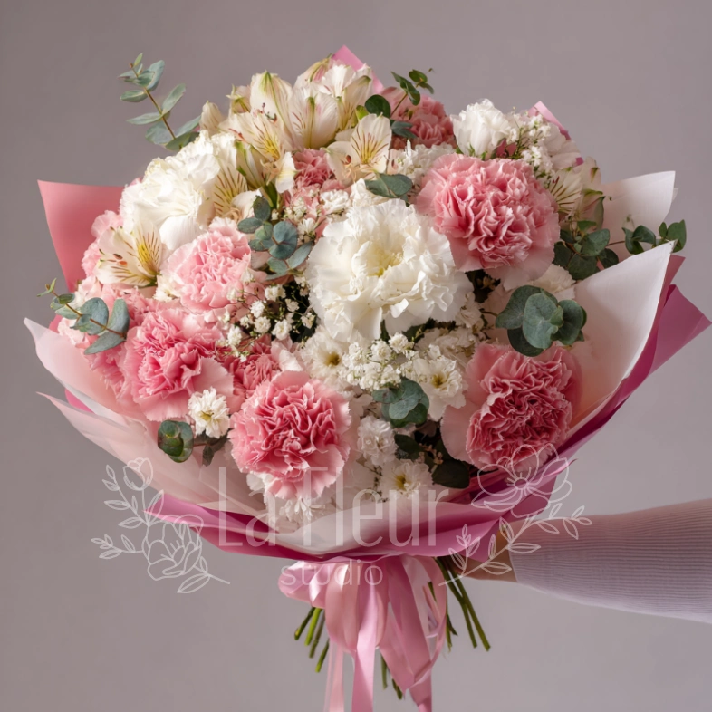 Букет с гвоздиками &laquo;Нежный румянец&raquo;