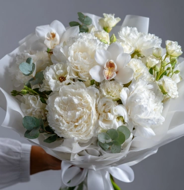 Букет с пионами «Снежное прикосновение»