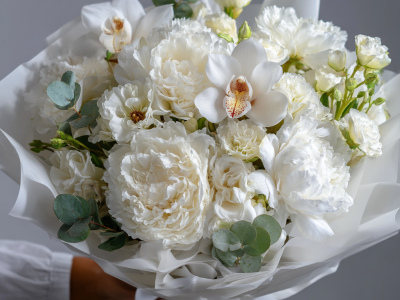 Букет с пионами «Снежное прикосновение»