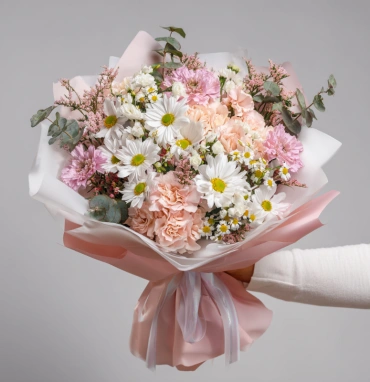 Букет с хризантемами «Полевое чудо»