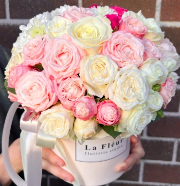 Шляпная коробочка с пионовидными розами