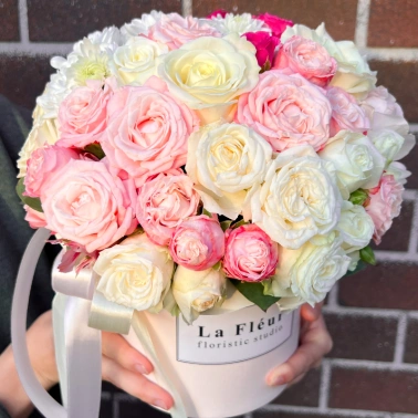 Шляпная коробочка с пионовидными розами