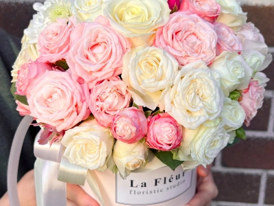 Шляпная коробочка с пионовидными розами