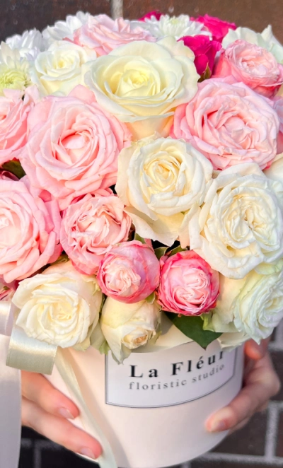 Шляпная коробочка с пионовидными розами