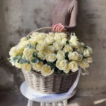 Корзина с Белыми розами 