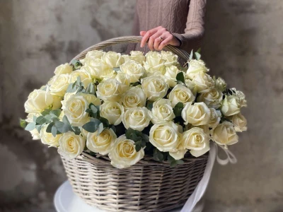Корзина с Белыми розами 