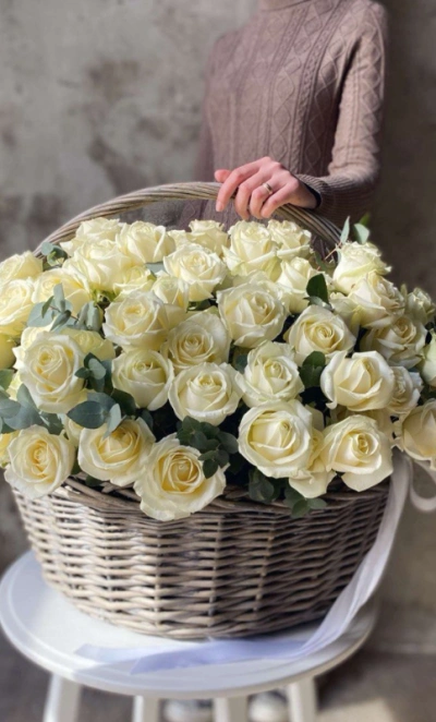 Корзина с Белыми розами 