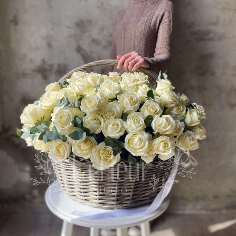 Корзина с Белыми розами 