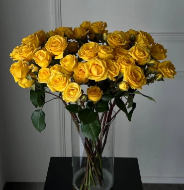 Желтая кустовая роза