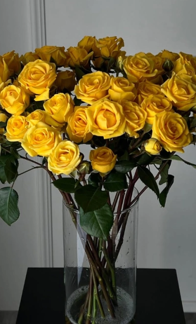 Желтая кустовая роза