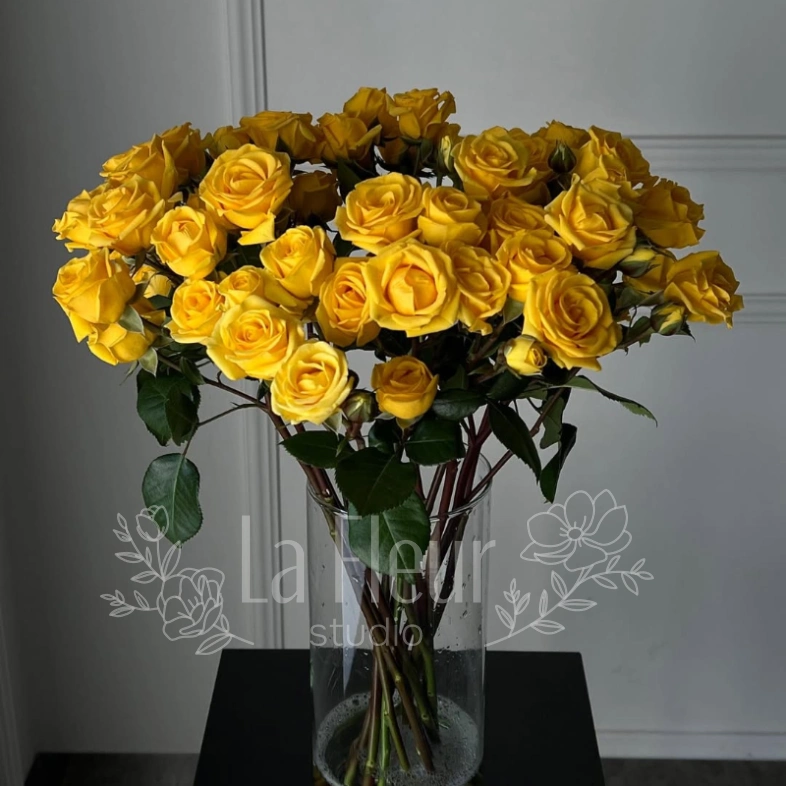 Желтая кустовая роза