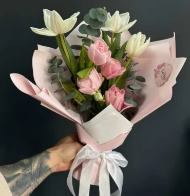 Букет из тюльпанов и эвкалипта «нежные чувства»