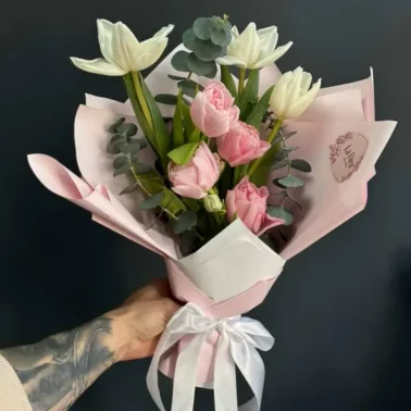 Букет из тюльпанов и эвкалипта «нежные чувства»