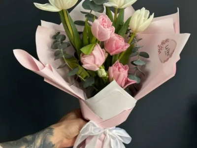 Букет из тюльпанов и эвкалипта «нежные чувства»