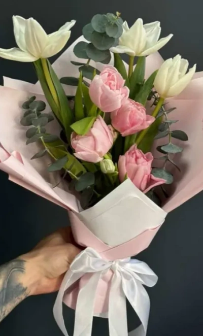 Букет из тюльпанов и эвкалипта «нежные чувства»