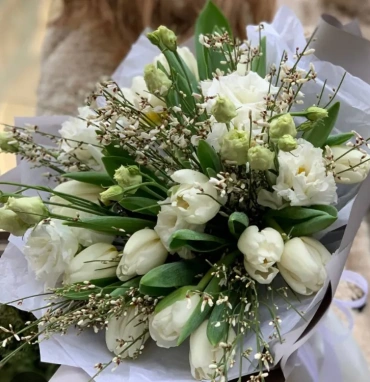 Букет из Тюльпана и эустом «Весенний»