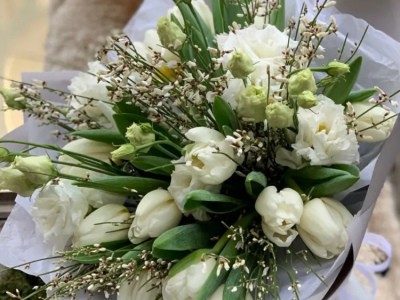 Букет из Тюльпана и эустом «Весенний»