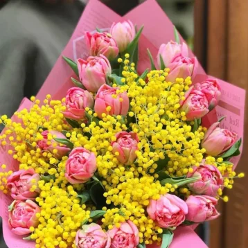 Букет из Тюльпанов и мимозы «Яркий»