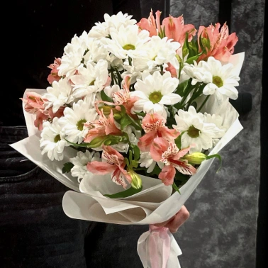 Букет хризантемы с альстромериями