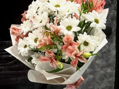 Букет хризантемы с альстромериями