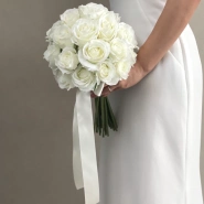 Свадебный букет из белых роз 0