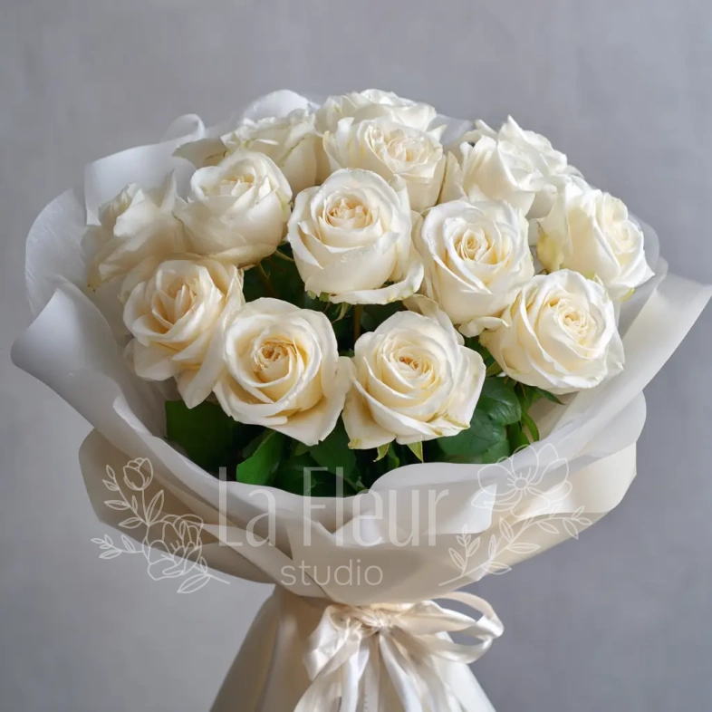 15 белых эквадорских роз 50 см