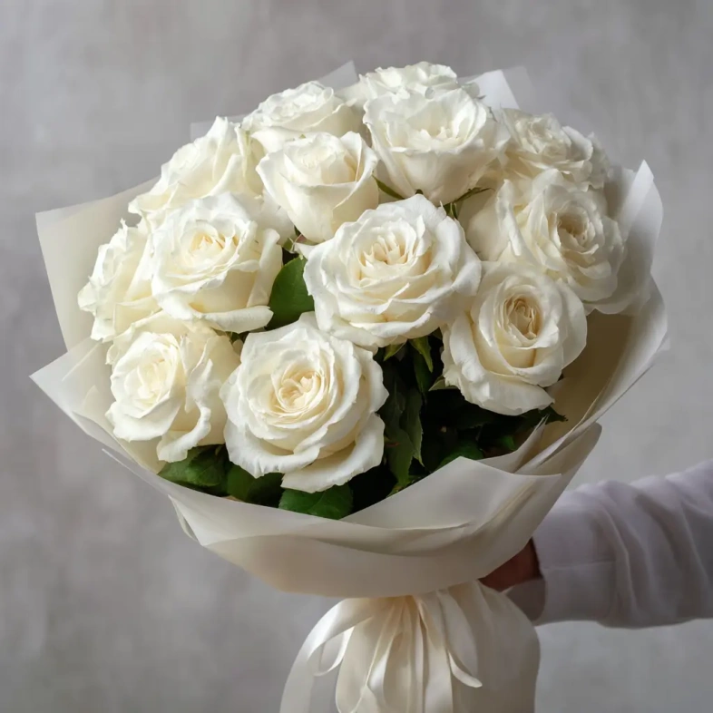 15 белых эквадорских роз 50 см
