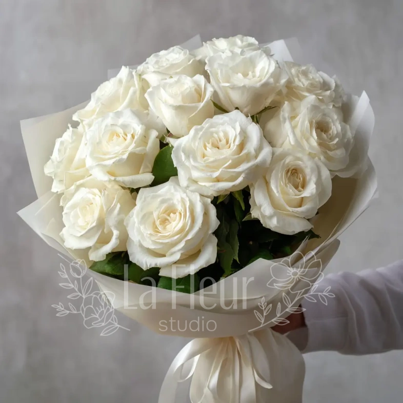 15 белых эквадорских роз 50 см