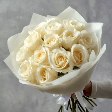 15 белых роз 50 см