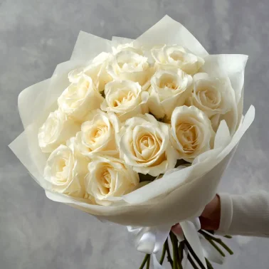 15 белых роз 50 см