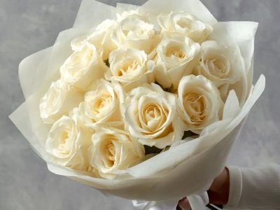 15 белых роз 50 см