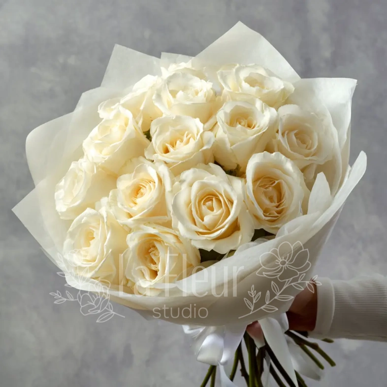 15 белых роз 50 см