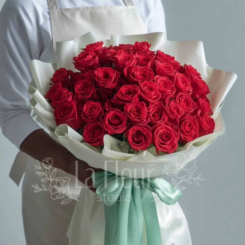 Красные розы &laquo;Пылающий комплимент&raquo;